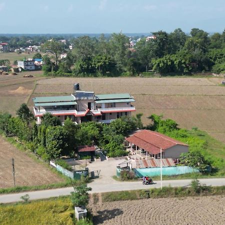 Hotel Tree Tops- A Serene Friendly Hotel In Sauraha จิตวัน ภายนอก รูปภาพ